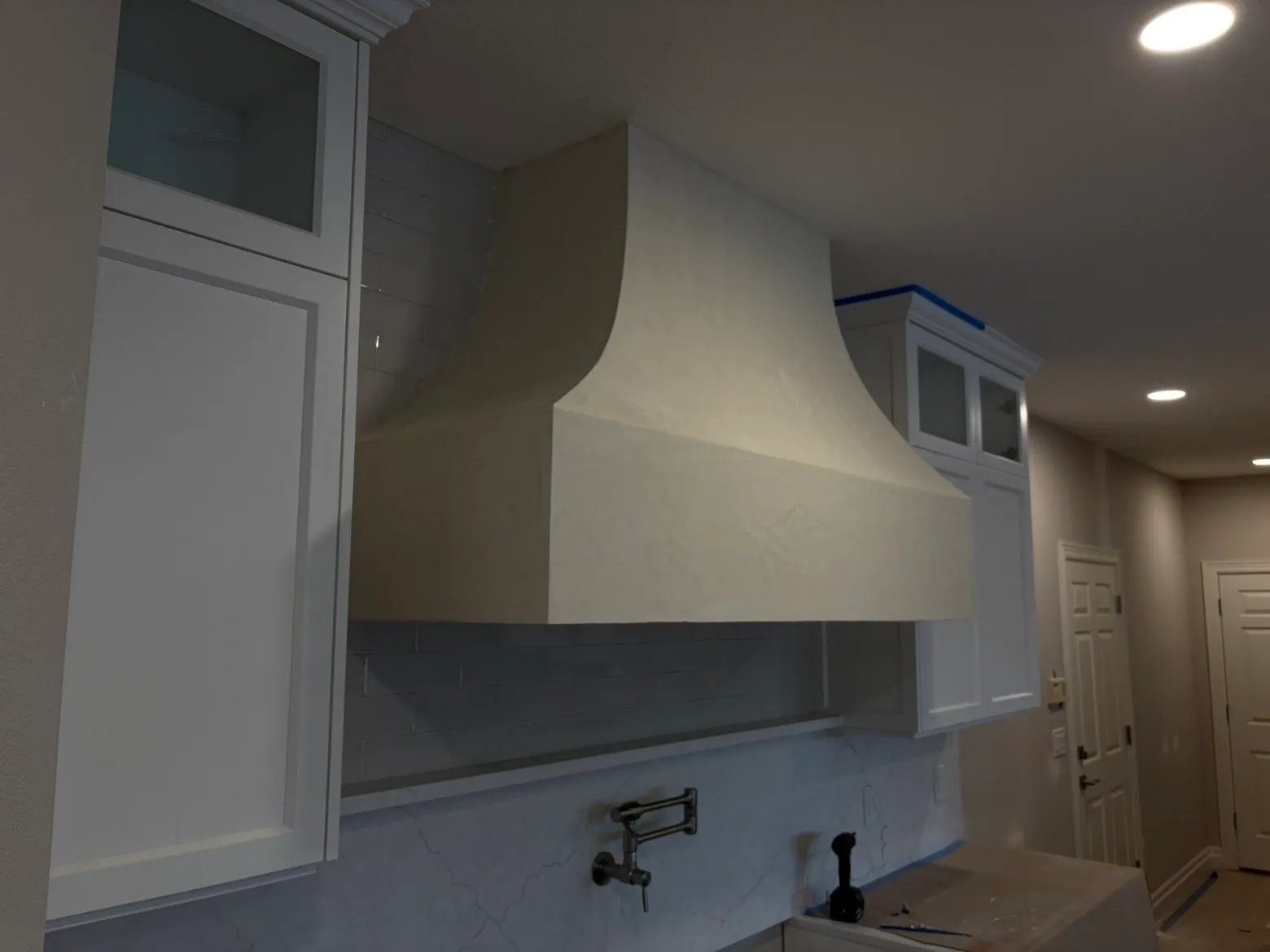 Custom kitchen hood Fresco Harmony finish showing depth and color variation
