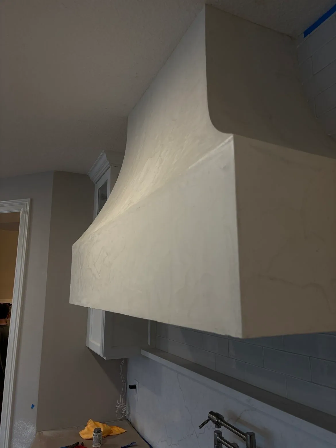 Fresco Harmony Lone Coffee color movement and pigmentation on kitchen hood